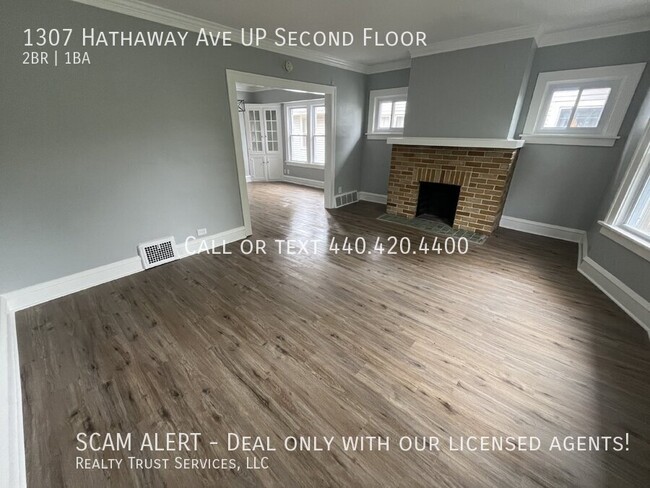 Building Photo - Stylish 2-bedroom 1-bath middle unit with ...
