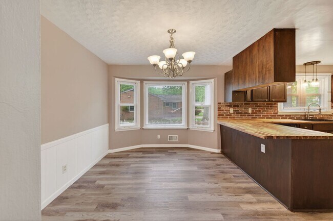 Foto del edificio - Brick Corner Ranch in Oak Manor-Chesapeake!