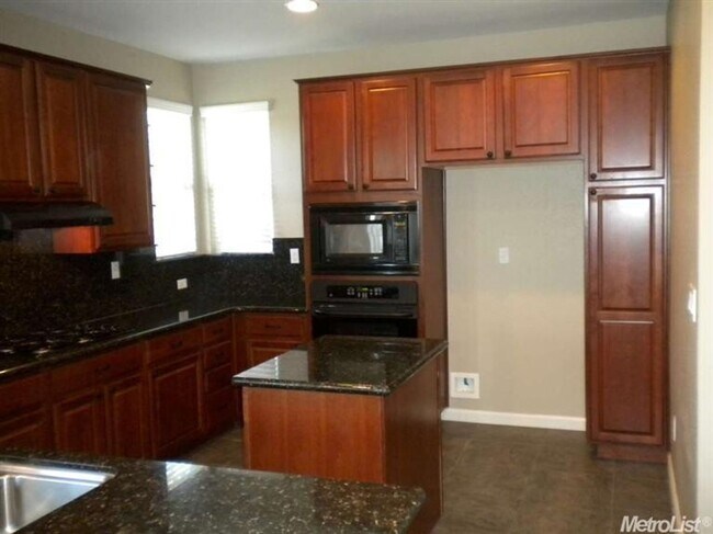 Building Photo - Upscale Home Close to Golf Coarse