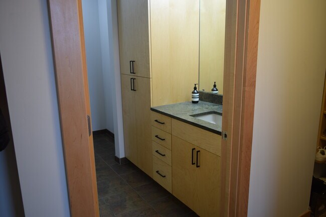 Foto del edificio - 215 10th Ave S
