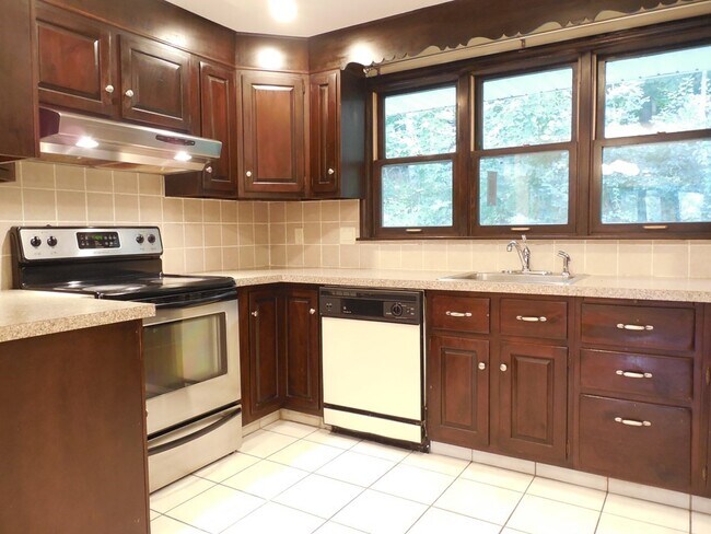 Foto del edificio - 182 Totten Pond Rd