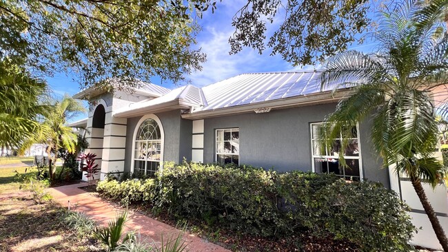 Building Photo - Lovely, SPACIOUS 4 Bedroom, 3 Bathroom Hom...