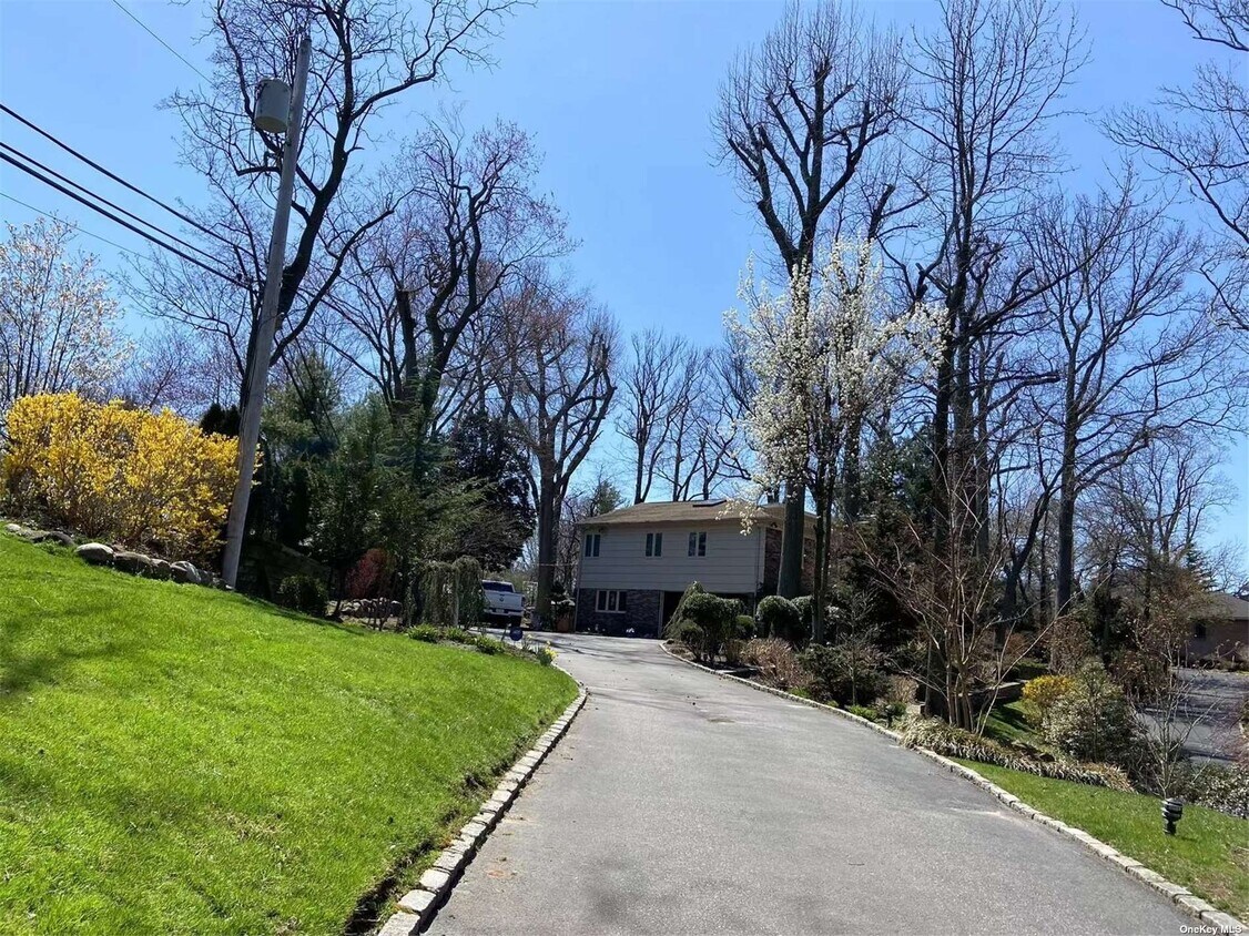 6 Lake Rd, Great Neck, NY 11020 House Rental in Great Neck, NY