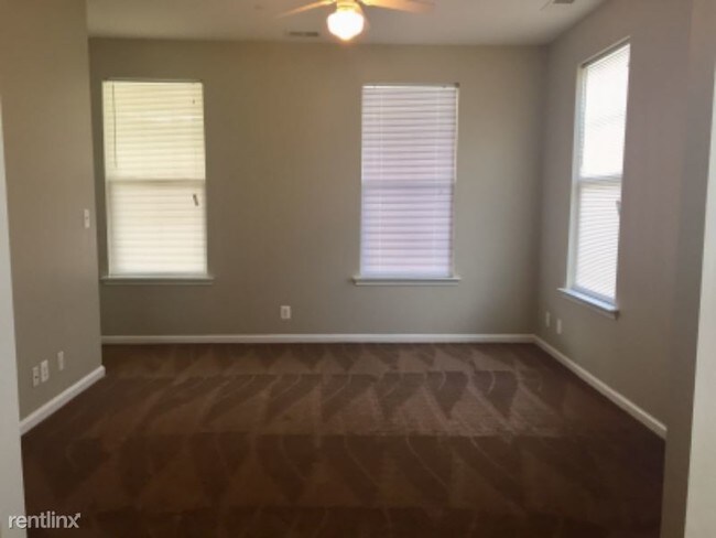 Building Photo - 4 br, 2.5 bath Apartment - 4220 E. Wilson st