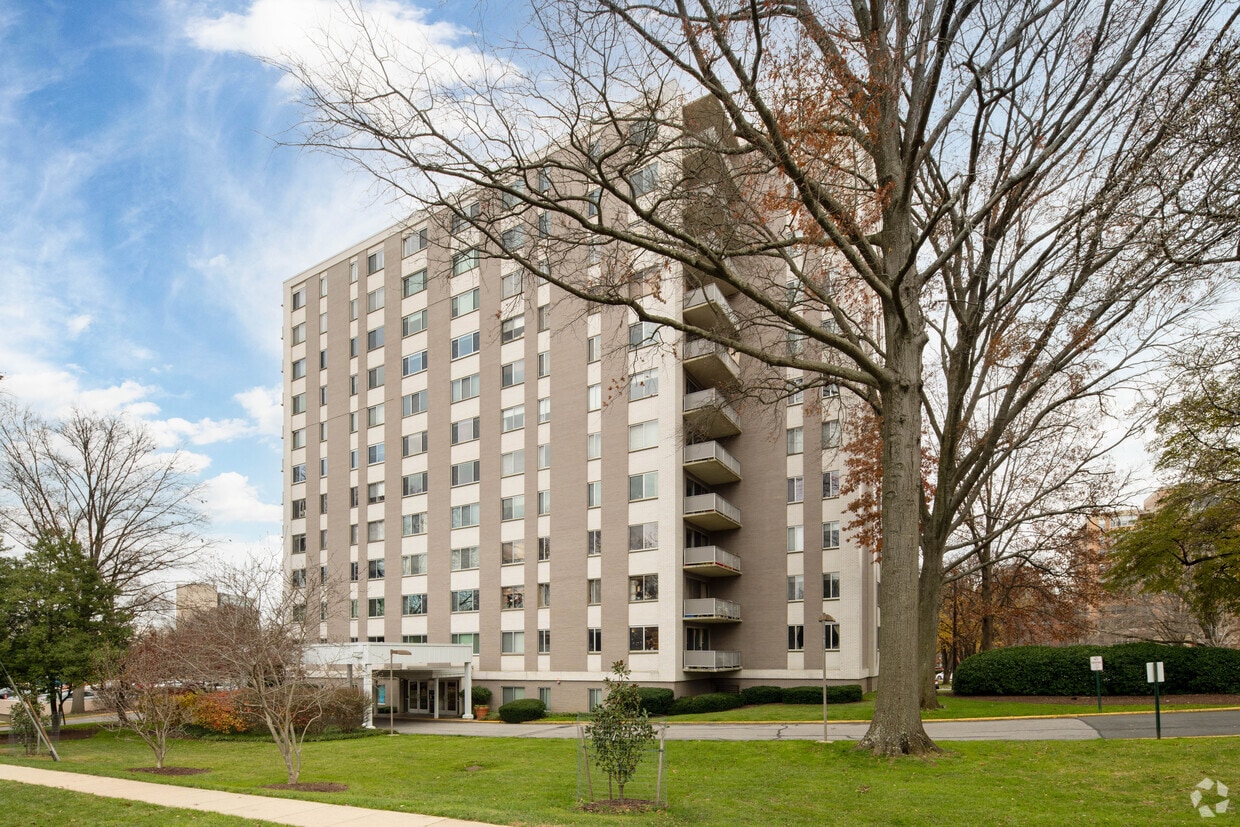 Whitehall West Building Apartments in Bethesda, MD