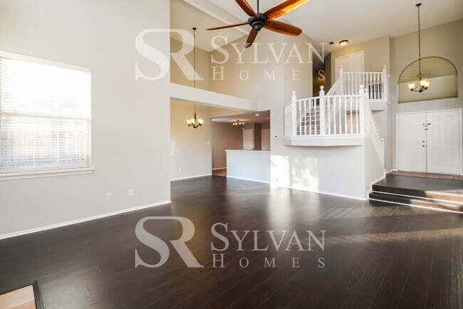 Building Photo - Spacious 3BR 2.5BA Home Awaits You!