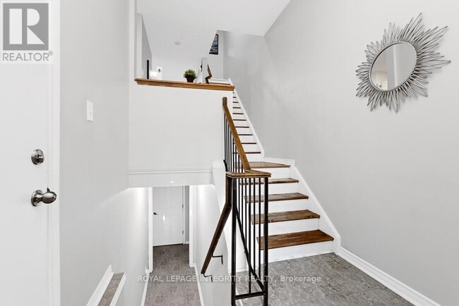 Building Photo - 498 Sandhamn Private