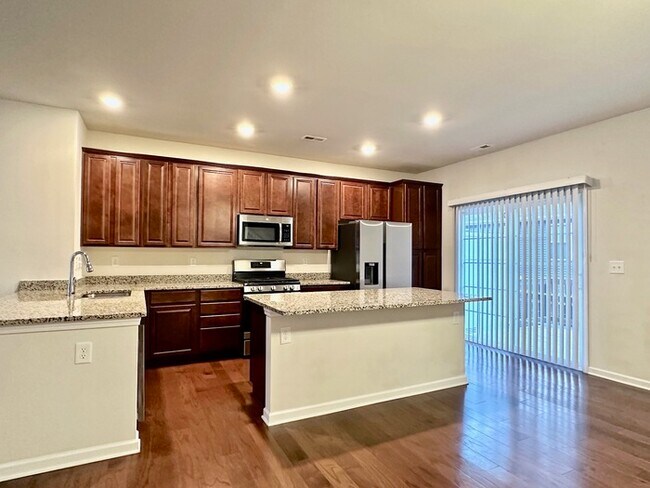 Building Photo - Unfurnished three bedroom 2.5 bathroom Tow...