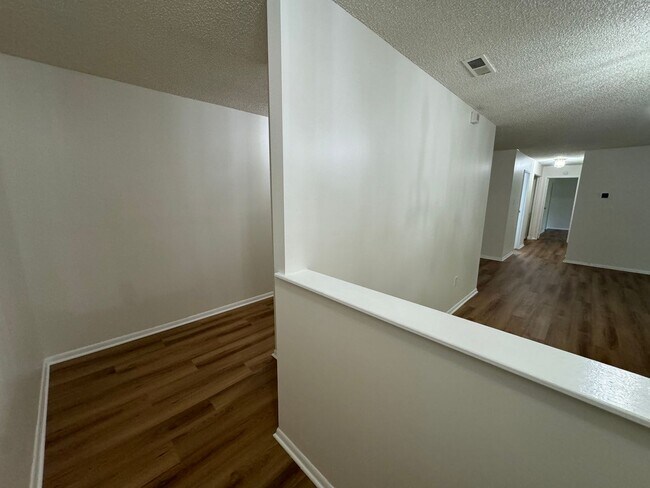 Foto del edificio - TWO BEDROOM TOWNHOME