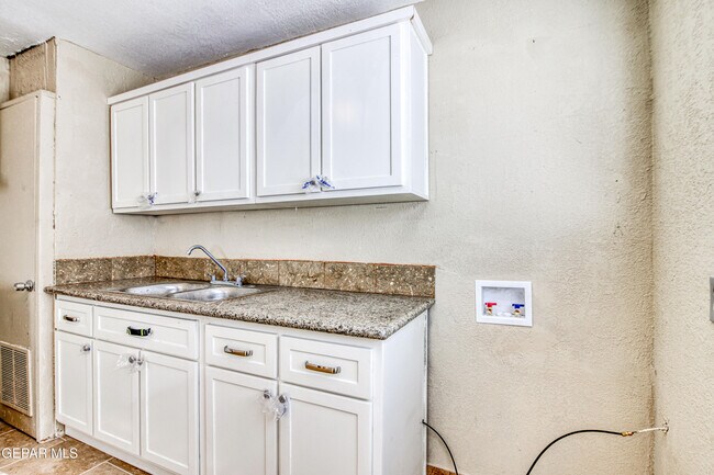 Building Photo - 3922 Hayes Ave