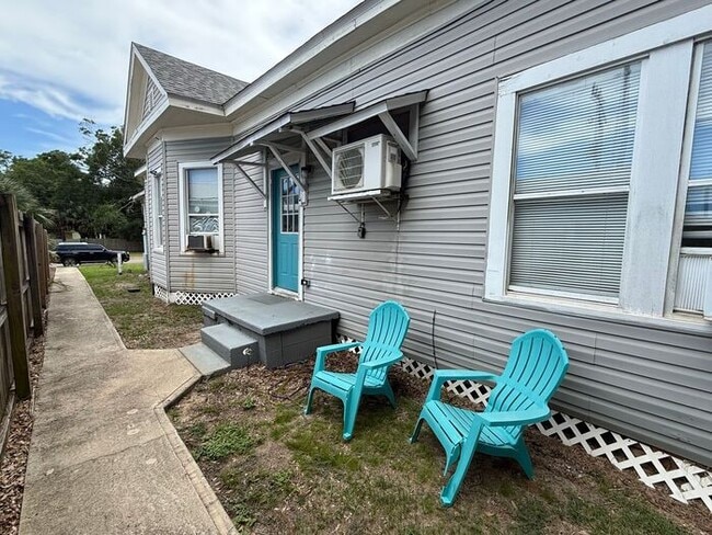 Building Photo - Pensacola - Downtown - 1 bedroom, 1 bathroom - partial utilities included
