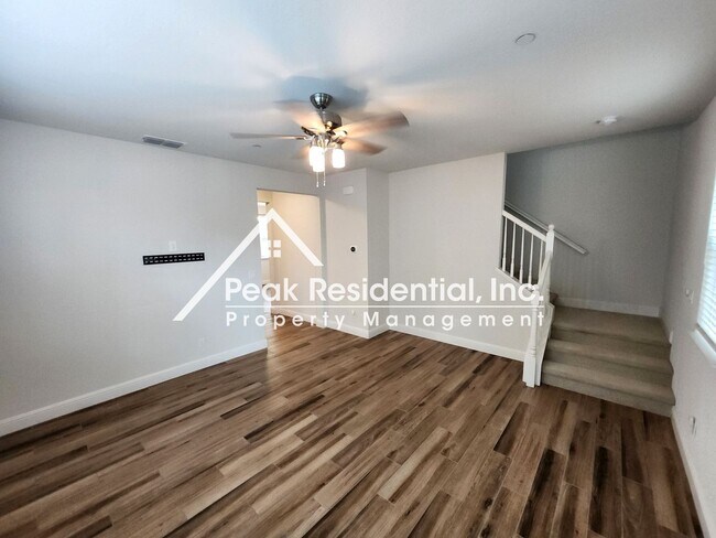 Building Photo - Updated 3bd/2.5ba Roseville Home with 2 Ca...