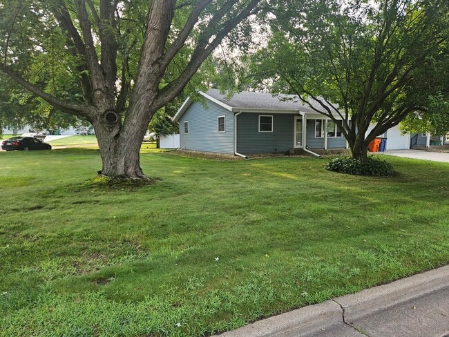 Building Photo - 1027 Sunset Ln