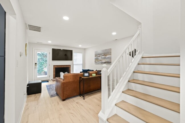 Building Photo - Newly Remodeled Townhome in Fourth Ward – ...