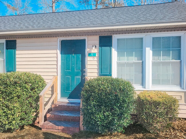 Building Photo - 5 Fox Hill Dr