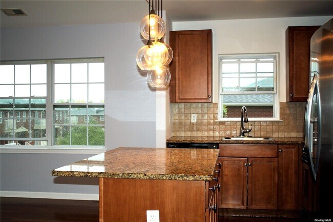 Foto del edificio - 327-27 Endeavor Pl