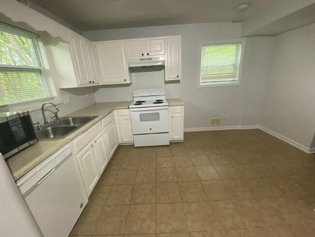 Foto del edificio - 1232 Creek Forest Ct NW