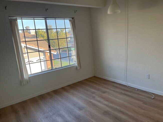 Building Photo - 13531 Apricot St