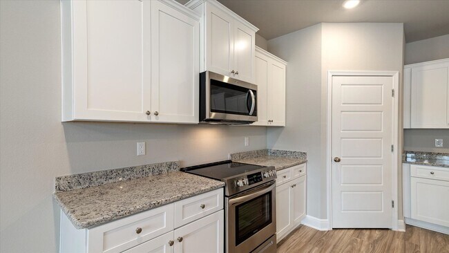 Foto del edificio - LOTS OF AMENITIES AND CONVENIENT COMMUTE!