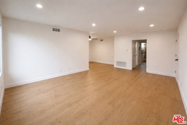 Foto del edificio - 447 S Palm Dr