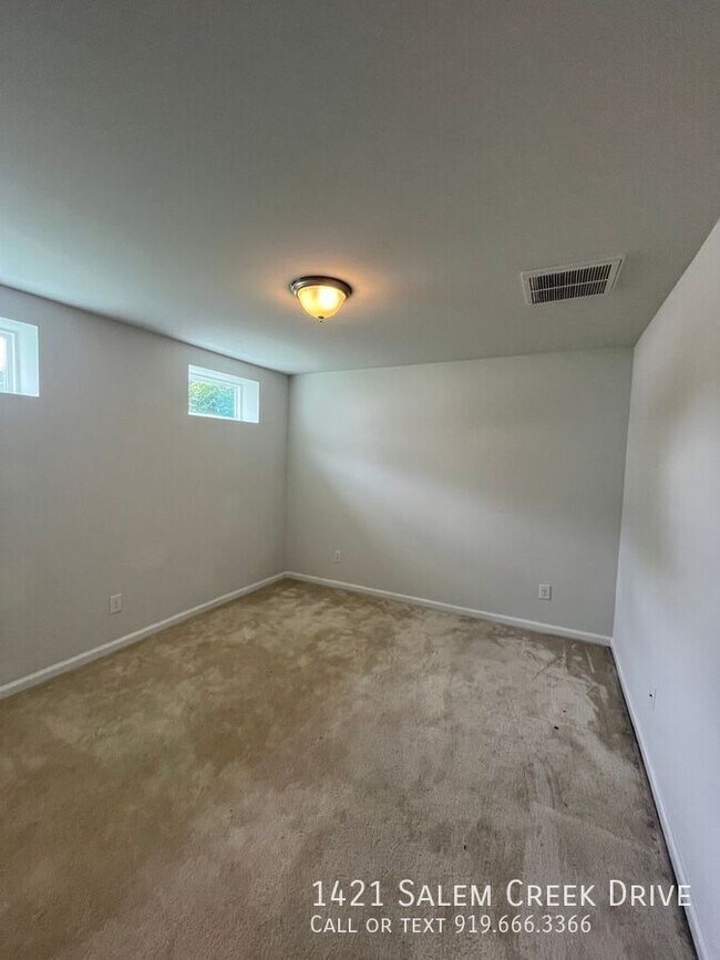 Foto del edificio - 1421 Salem Creek Dr