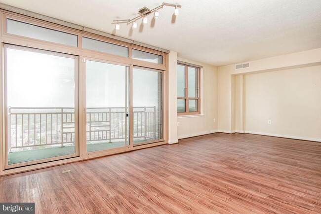 Building Photo - 888 N Quincy St