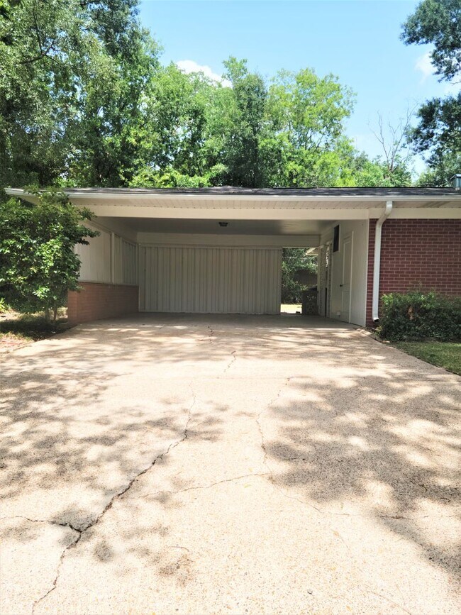 Building Photo - 3550 Lazy Ln