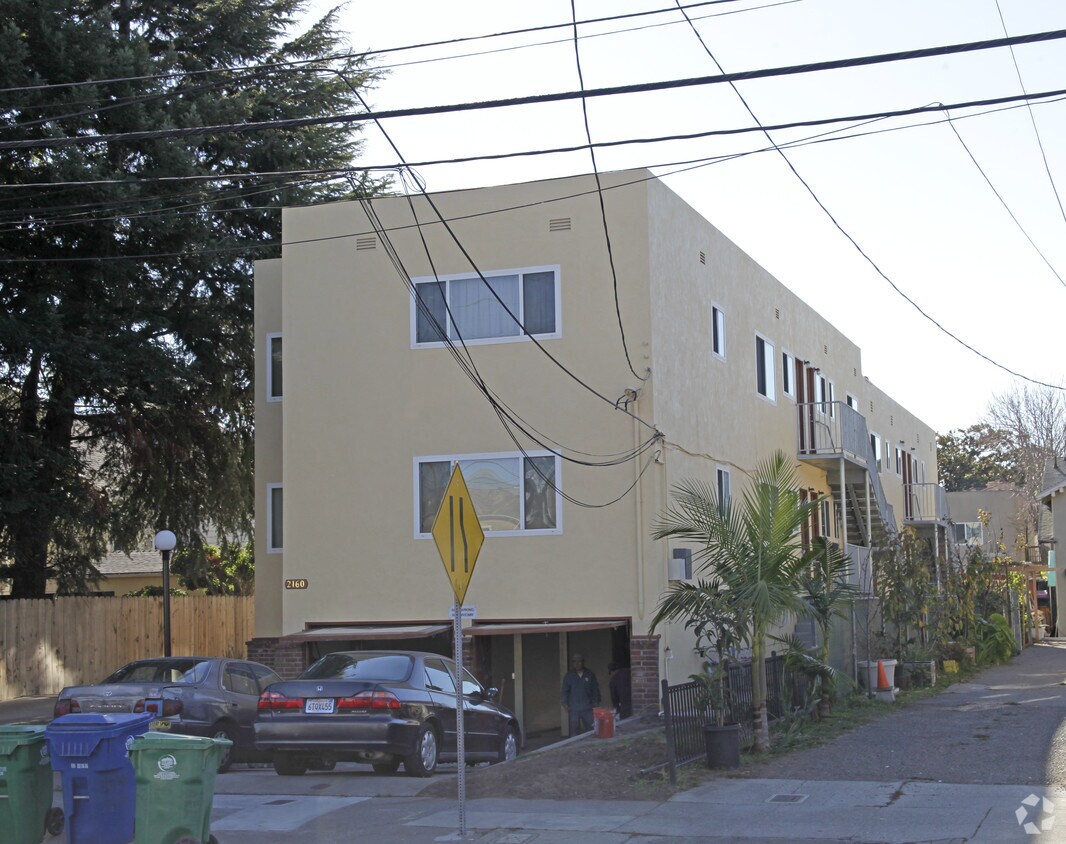 Building Photo - 2160 Lincoln Ave