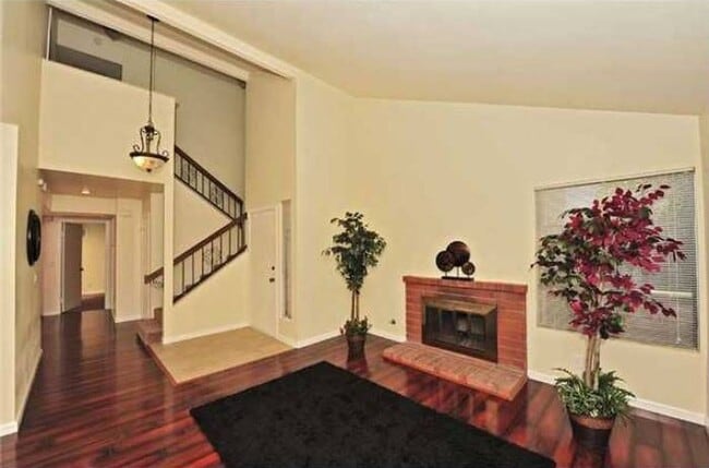 Building Photo - Spacious and Bright Escondido Home