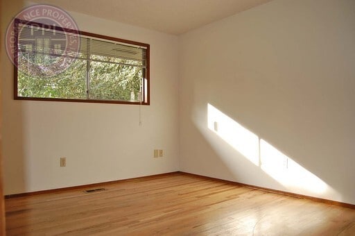 Building Photo - Prime Lake Oswego Location!  Great Schools...