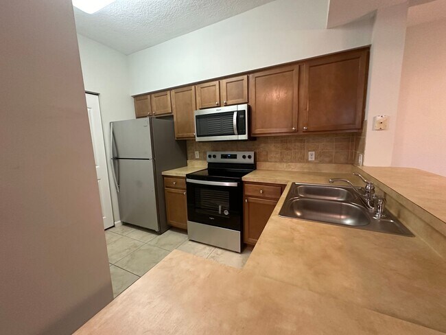 Building Photo - Second Floor 1/1 in Gated Palm Beach Garde...