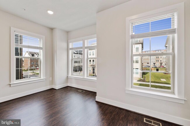Building Photo - 124 Stowe Dr