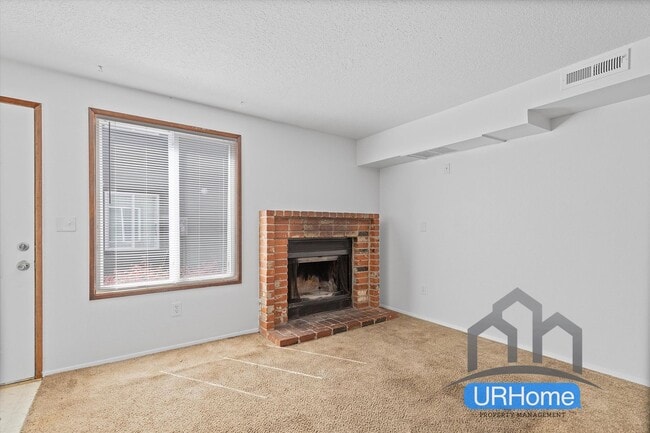 Building Photo - $500 1st Months rent $1649 2bd 1.5ba Beautiful Townhouse In SE Portland