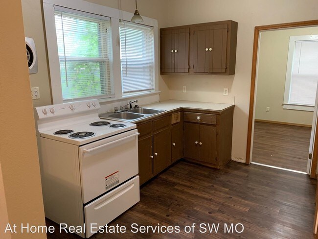 Building Photo - 622 E Division St