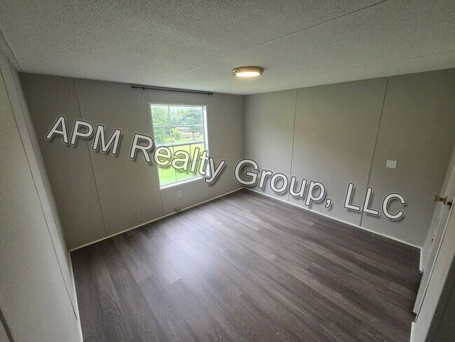 Building Photo - Spacious modular home in Hopkins
