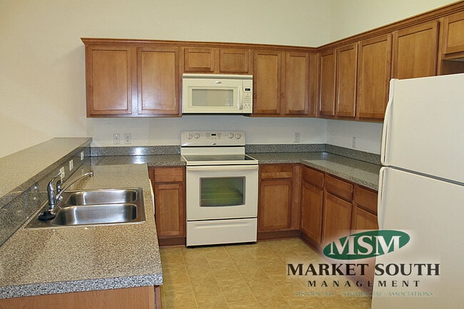 Building Photo - HIGHLANDS CROSSINGS TOWNHOMES
