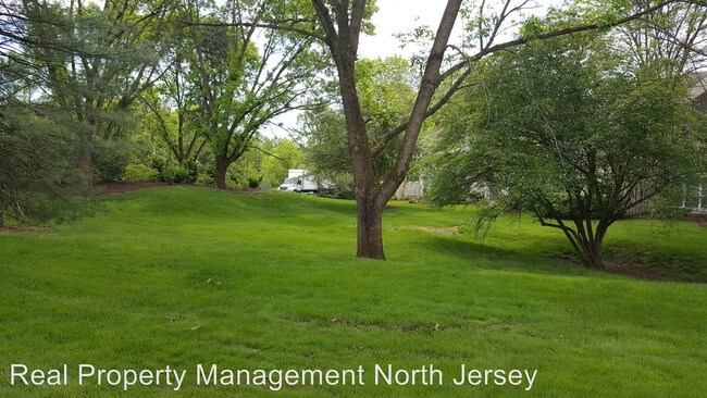 Building Photo - 3 br, 2.5 bath House - 10 Colebrook Ct.