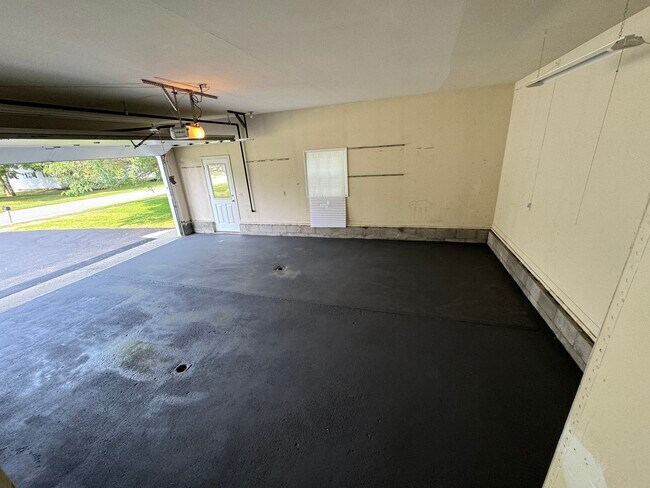 Foto del edificio - 465 Bugbee Dr