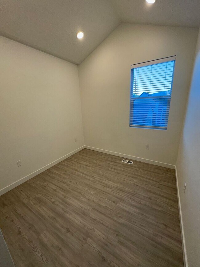 Building Photo - Move In Before School Starts! 4 Weeks Free + $0 Down Deposit OAC | 3 Bed Townhome in South Ogden
