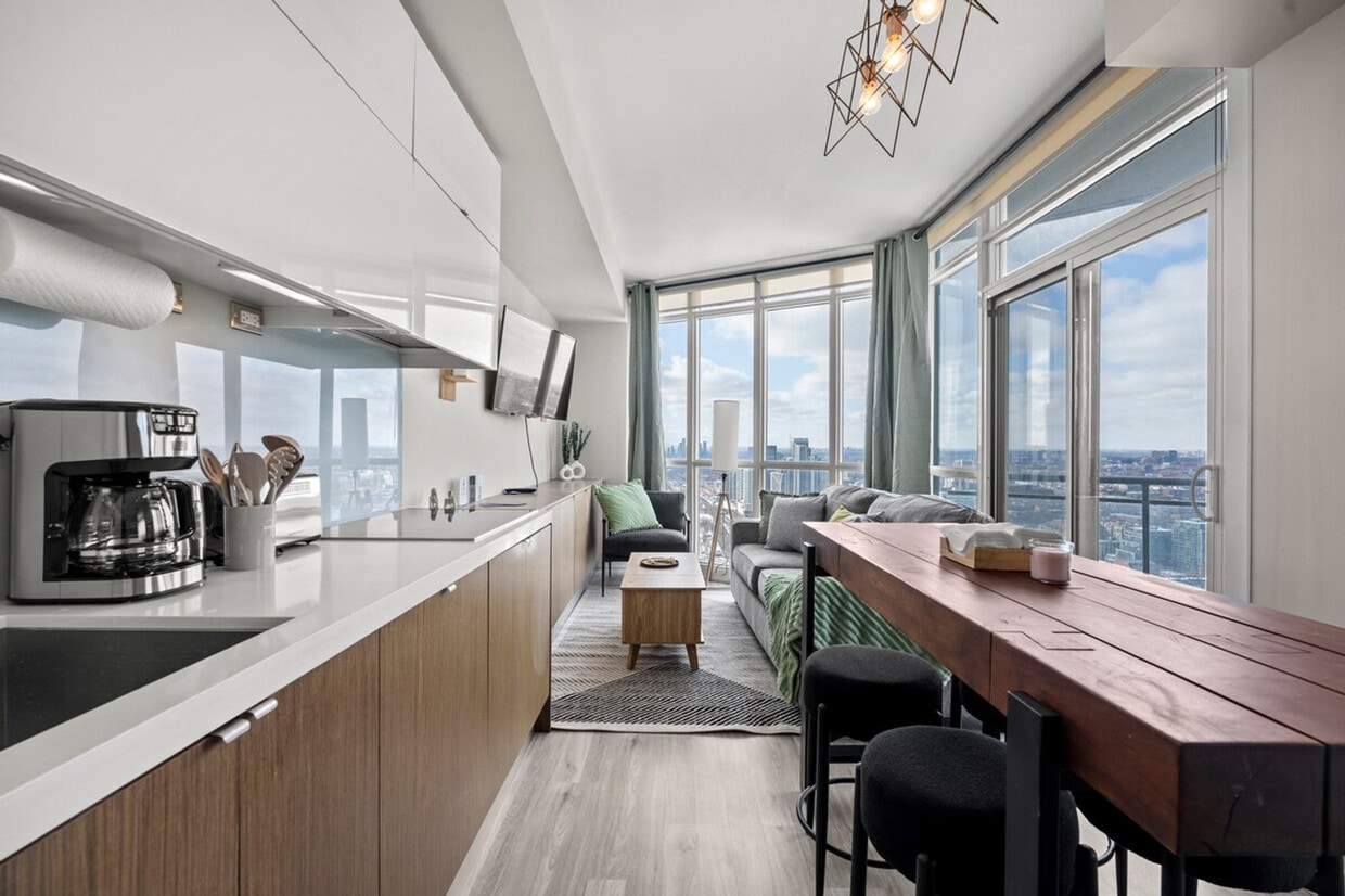 Primary Photo - 525 Front St W