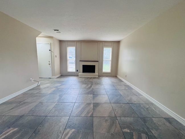 Building Photo - 10810 Sugar Hill Dr