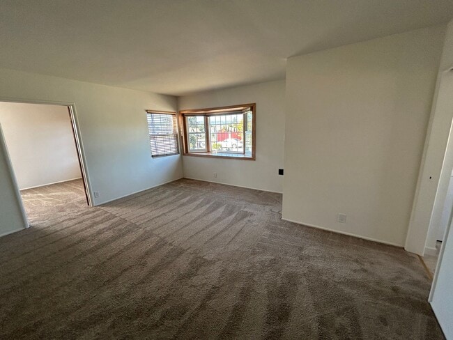 Building Photo - Lovely house for rent: 4 bed 1.75 bath in ...