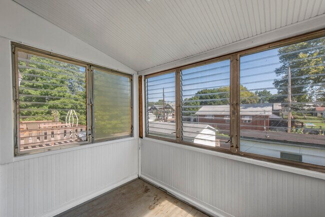 Sun Room - 4219 Bates St