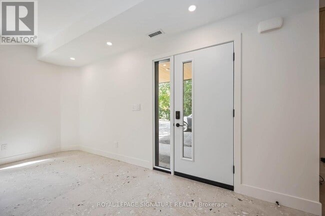 Building Photo - 308 St George St