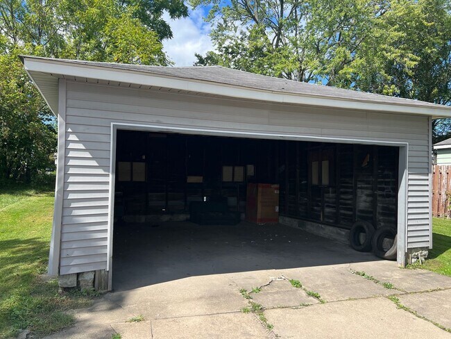 Building Photo - STEEL ST DUPLEX