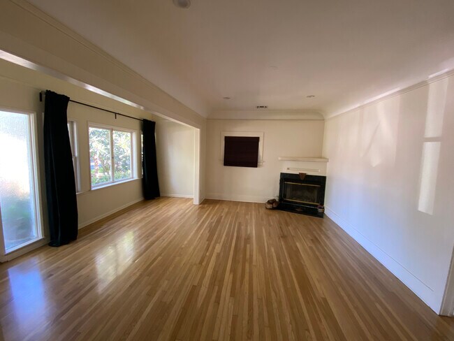 Sala de estar - 1947 Kelton Ave