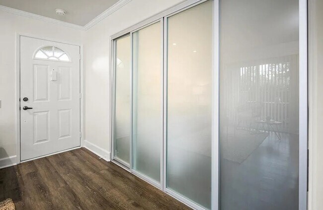 Foto del edificio - Charming 1-Bed La Jolla Retreat with Utilities Included, In-Unit Laundry & Carport