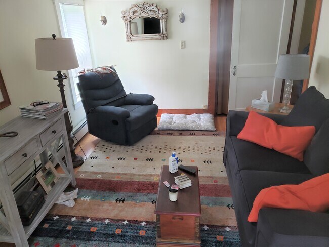 Building Photo - 10 Pine Grove Rd