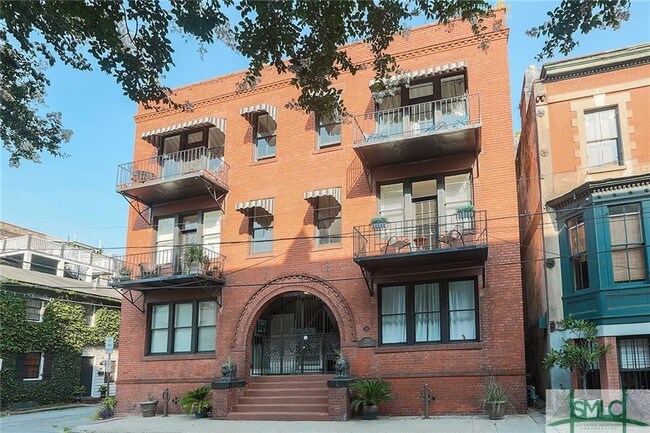 El apartamento está en el segundo piso frente a la calle. - 339 Whitaker St