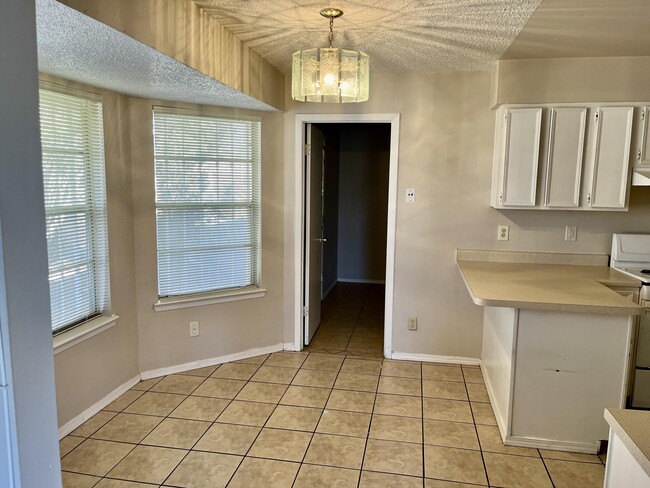 Building Photo - 2918 E Glen Dr